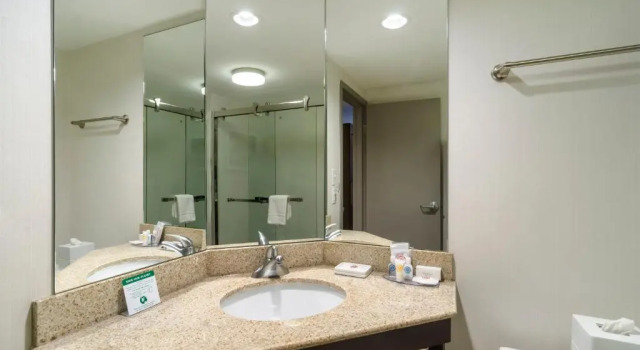Номер Superior Comfort Inn Raleigh Midtown