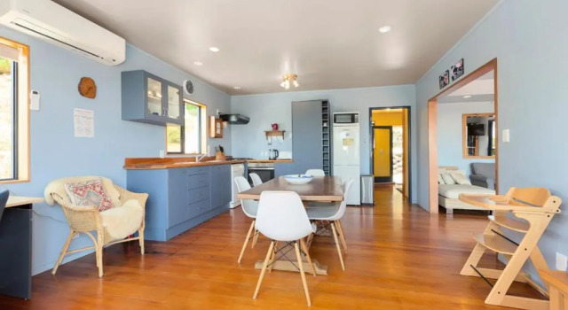 The Big Round Window - Raglan Holiday Home, Buchen Sie Hotel Raglan 