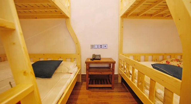 Кровать в общем номере (женский номер) Guihua Road No.106 Inn