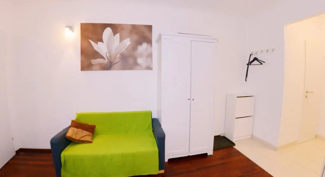 Joe's Apartments - 1010