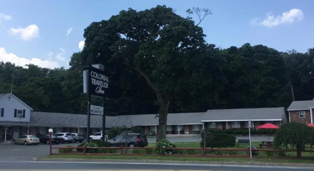 Colonial Traveler Inn, Buchen Sie Hotel Hotels in New England mit Parkplatz, Parkplätze