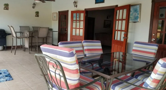Tropi Isle villa, Réserver Villa Hôtels à Crown Point avec piscine, Piscine