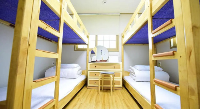 Кровать в общем номере (мужской номер) Ganderak Guesthouse