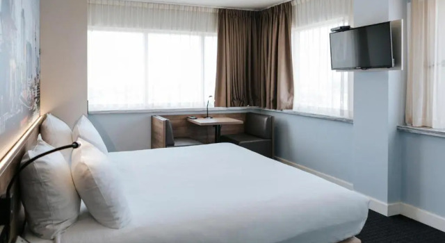 Кровать в общем номере Rotterdam Teleport Hotel