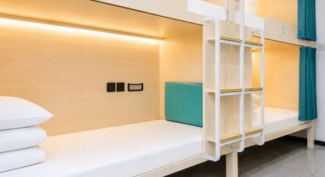 Кровать в общем номере (мужской номер) Luojia Youth Hostel