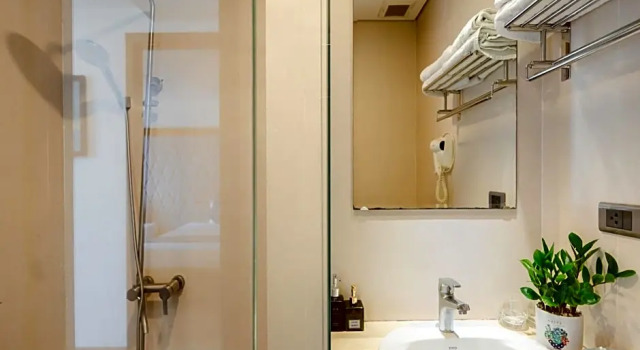 Трёхместный номер Standard с балконом Royal Charm Hotel