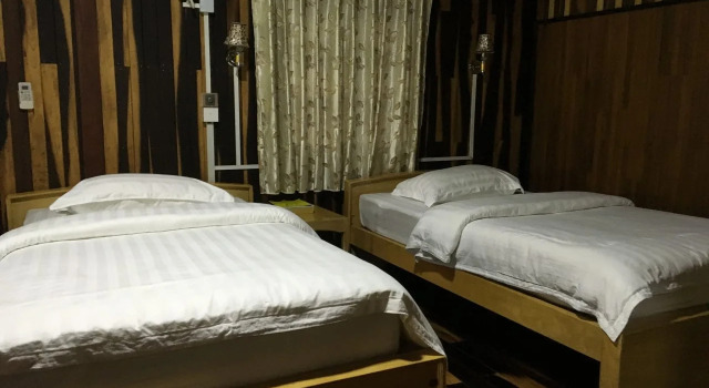 Oak Thar Kyaw Hotel, Rezerwuj Hotel Hotele 3-gwiazdkowe w Pegu region, 3*