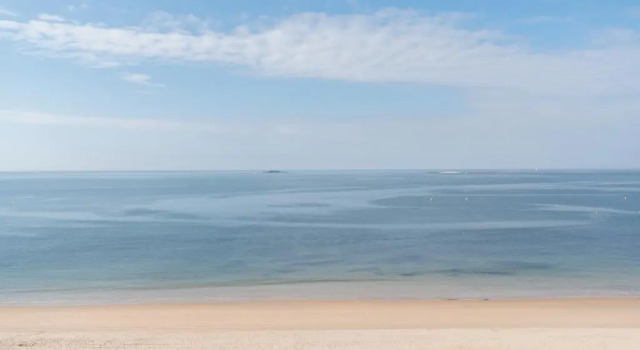 Appartement surplombant la plage de bonne source