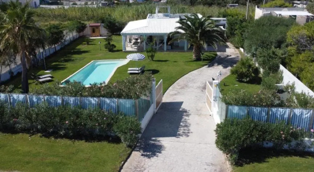 Residenza Privata Villa Miami, Varaa Villa Hotellit Vieste uima-altaalla, Uima-allas