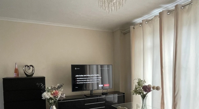 Enjoy Lovely 4 bed Apartment With Garden, Varaa Huoneisto Asunnot kohteessa Merseyside, Huoneisto