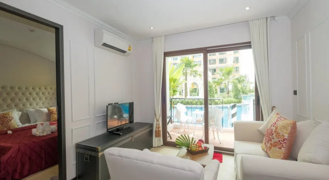 Номер Deluxe с балконом The Symphony Suites Pattaya
