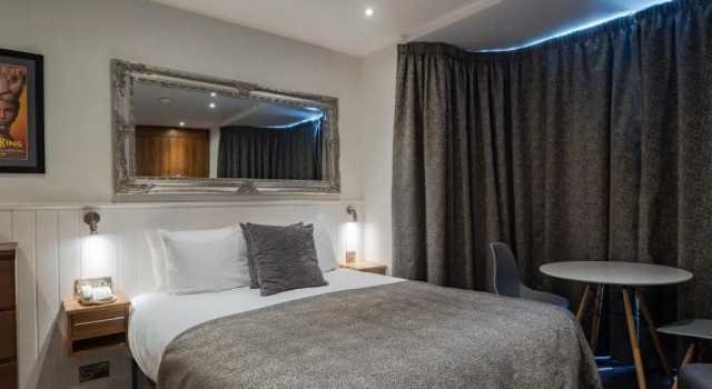 Standard- dobbelt værelse Carlton Hotel