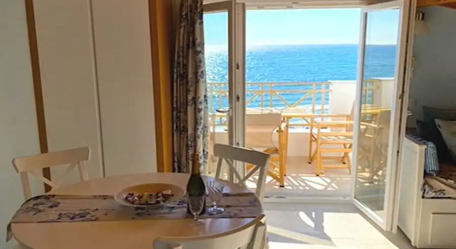 Апартаменты c 1 комнатой с балконом Beachfront Loft Apartment - Agios Gordios Corfu