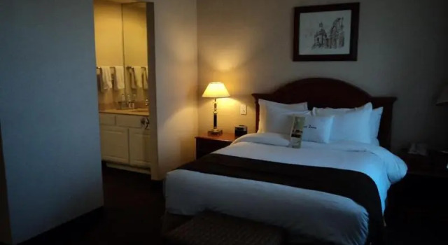 Номер Standard voco Saltillo Suites by IHG