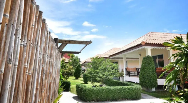 Коттедж с балконом и с красивым видом из окна Baan Opun Garden Resort