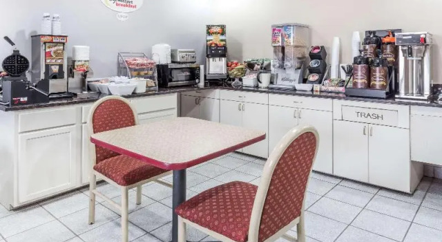 Super 8 by Wyndham Mundelein/Libertyville Area, Забронировать Отель Отели Иллинойс 3 звезды, 3*
