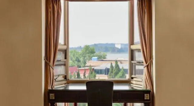 Люкс Lake View Garden Hotel