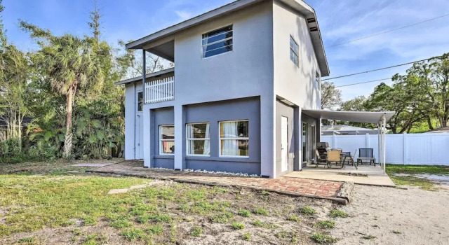 Коттедж с 4 комнатами с балконом Centrally Located Home - 7 Miles to Siesta Key