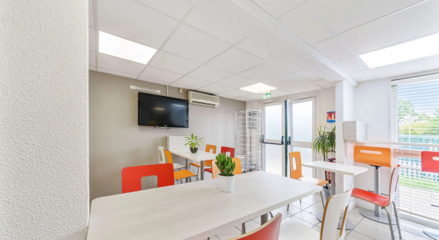 Kyriad Direct Annemasse - Genève, Забронировать Отель Отели в центре Анмас, в центре
