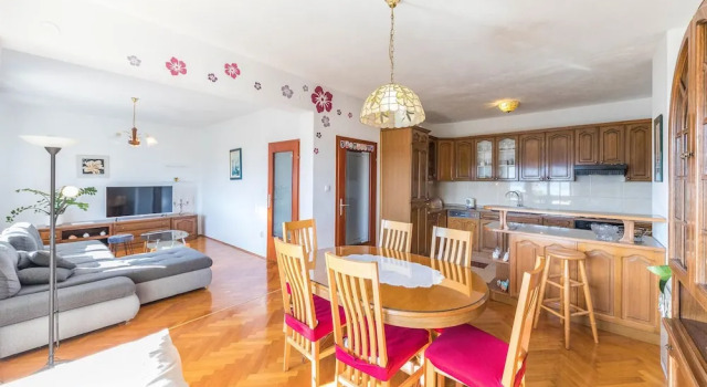 Amazing Apartment in Trogir With 2 Bedrooms and Wifi, Rezerwuj Apartament Hotele w Split-Dalmatia County z parkingiem, Parking