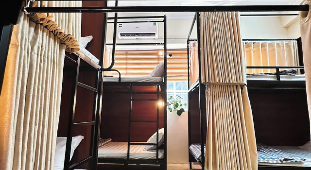 Кровать в общем номере с балконом Tuna Homestay Hanoi & Experience
