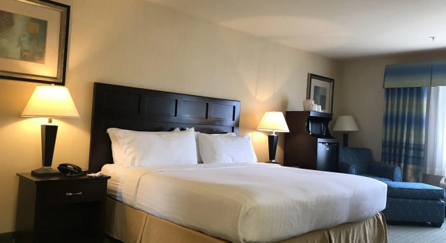 Двухместный люкс с балконом Holiday Inn Express Fort Bragg by IHG
