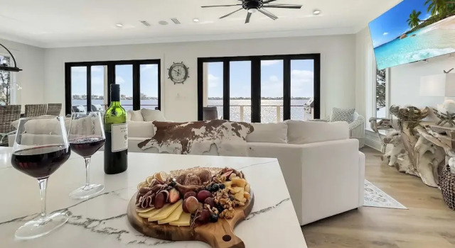 Коттедж Waterfront Luxury Home for 10 Pool Fireplace