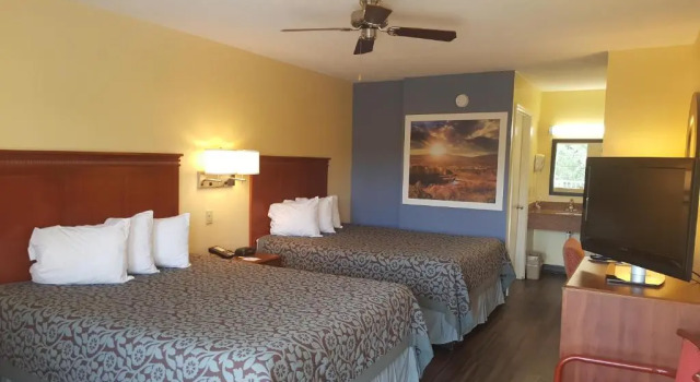 Четырёхместный номер Standard Days Inn by Wyndham Trenton