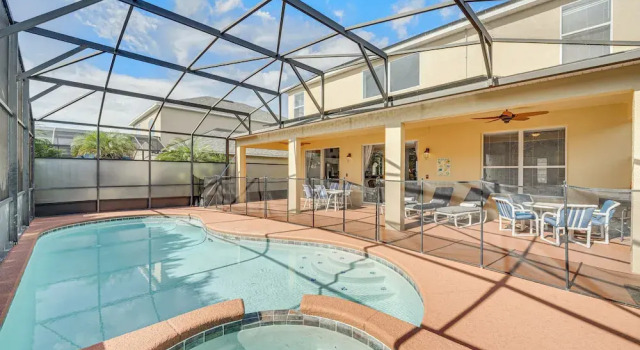 Коттедж с 6 комнатами с балконом 7 Mi to Disney: Kissimmee Home w/ Pool & Hot Tub!