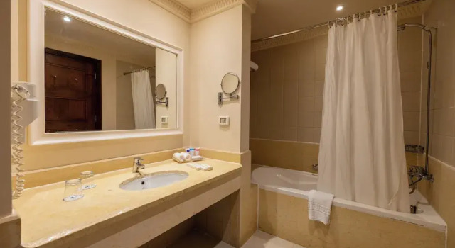 Двухместный номер Standard с балконом и с видом на сад Continental Plaza Beach Resort (Ex. Inter Plaza Beach)