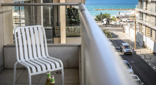 Sea View apt on Gordon 10 with Balcony and private parking, Забронировать Отель Тель-Авив Тель-Авивский округ, рядом с Театр Хабима