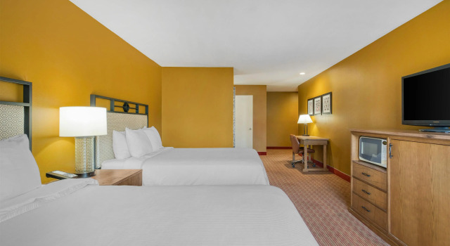 Четырёхместный номер Standard SureStay Hotel by Best Western Camarillo