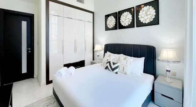 Chic 3BR Apt Near Dubai Mall, Забронировать Отель Даунтаун Дубай , рядом с Дубайский аквариум