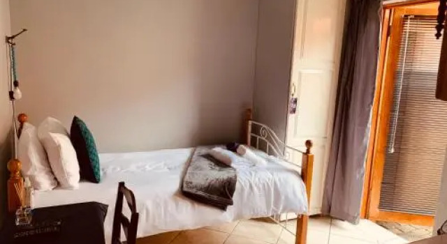 Celtis Lane Guest House, Book Pension Hoteller i Boksburg med pool, Swimmingpool