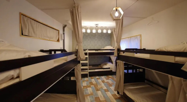 Кровать в общем номере Cinnamon Guesthouse Dogo