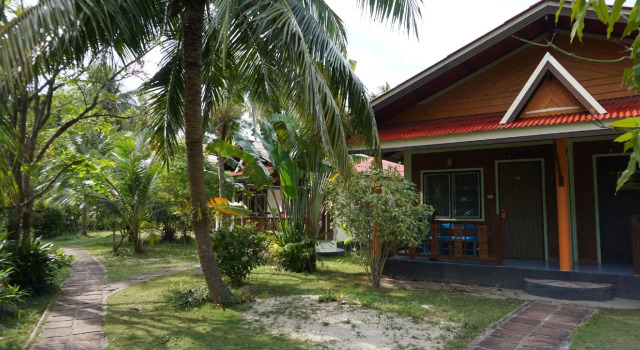 Бунгало с видом на сад First Villa Beach Resort
