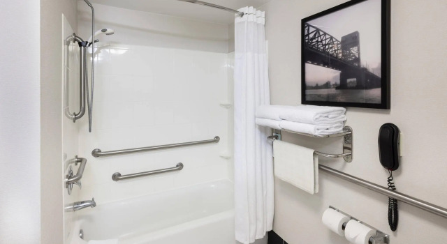 Четырёхместный люкс Fairfield by Marriott Inn & Suites Wilmington Wrightsville Beach