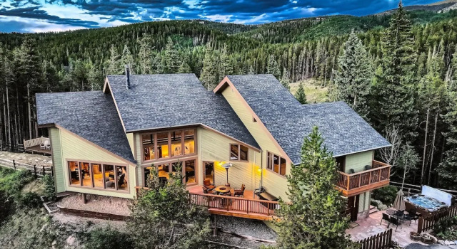Коттедж Moose Hill Lodge 5 Bedroom Home by RedAwning