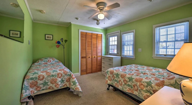 Cape Cod Retreat w/ Gas Grill, Steps to Beach, Buchen Sie Ferienwohnung  