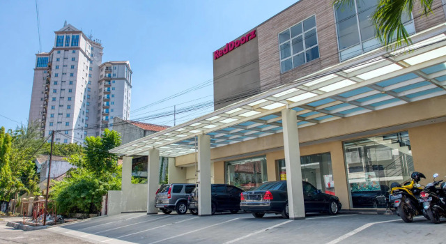 RedDoorz near Ciputra World 3