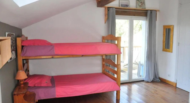 Кровать в общем номере Shifting Sands Surf House