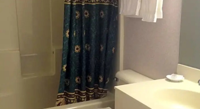 Четырёхместный номер Standard с балконом Parkside Inn Bridgeview