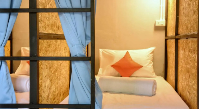 Кровать в общем номере Sleepy Station Hostel