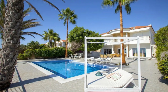 Sunset Beachfront Villa Meneou, Boek Villa Meneou Larnaca