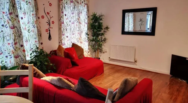 London - 2 Bed Flat - Sleeps 4 - Parking - Wifi