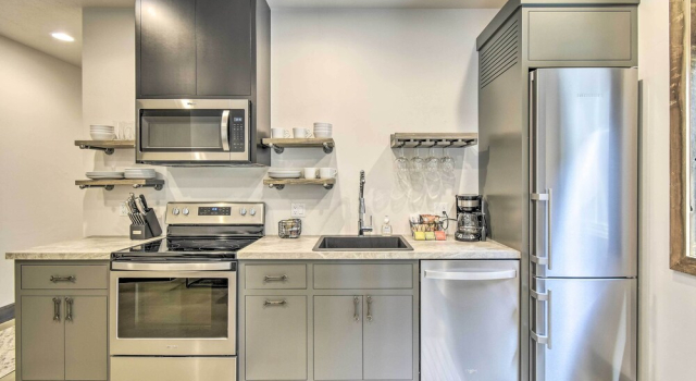 Апартаменты Elkhart Lake Townhome - 20 Mi to Sheboygan!
