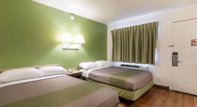 Четырёхместный номер Standard Motel 6 Austin, TX - Airport - South
