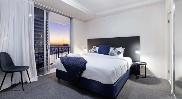 Апартаменты с 2 комнатами с балконом и с видом на окрестности Holiday Holiday Chevron Renaissance Apartments