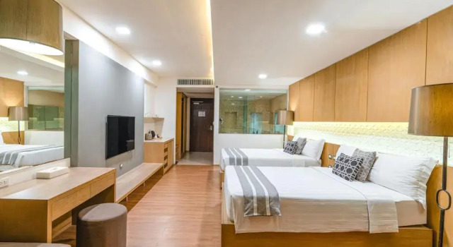 Номер Sunset Deluxe с видом на бассейн Phuket Graceland Resort and Spa