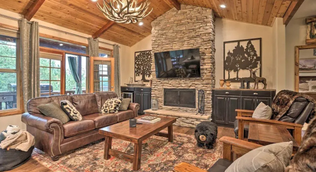 Near Bear Mountain & Big Bear Lake: Gem w/ Hot Tub